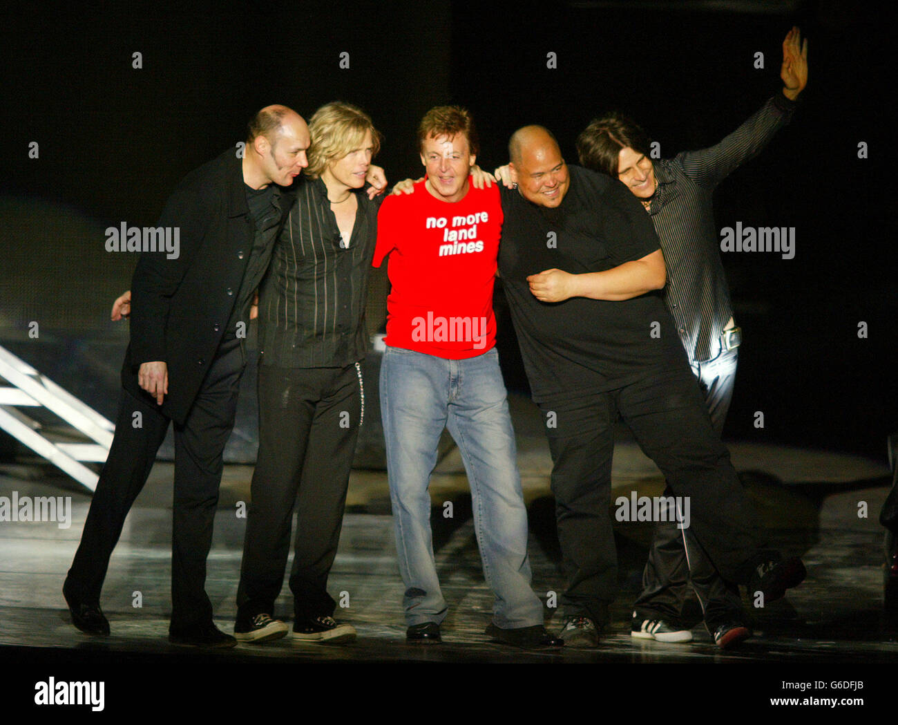 Sir Paul McCartney und seine Band applaudieren dem Publikum nach seinem Konzert in einer eigens erbauten Arena im King Dock von Liverpool. Der ehemalige Beatle hat seine „Back in the world“-Tour vor über 30,000 Fans in seiner Heimatstadt zu Ende gebracht. Stockfoto