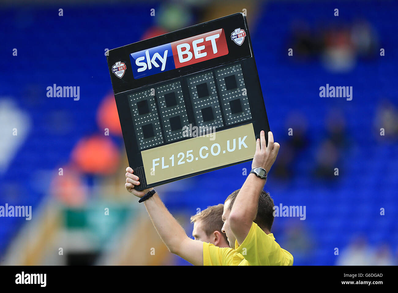 Fußball - Sky Bet Football League Championship - Birmingham City / Ipswich Town - St. Andrew's. Allgemeine Ansicht des digitalen Boards eines Schiedsrichters Stockfoto