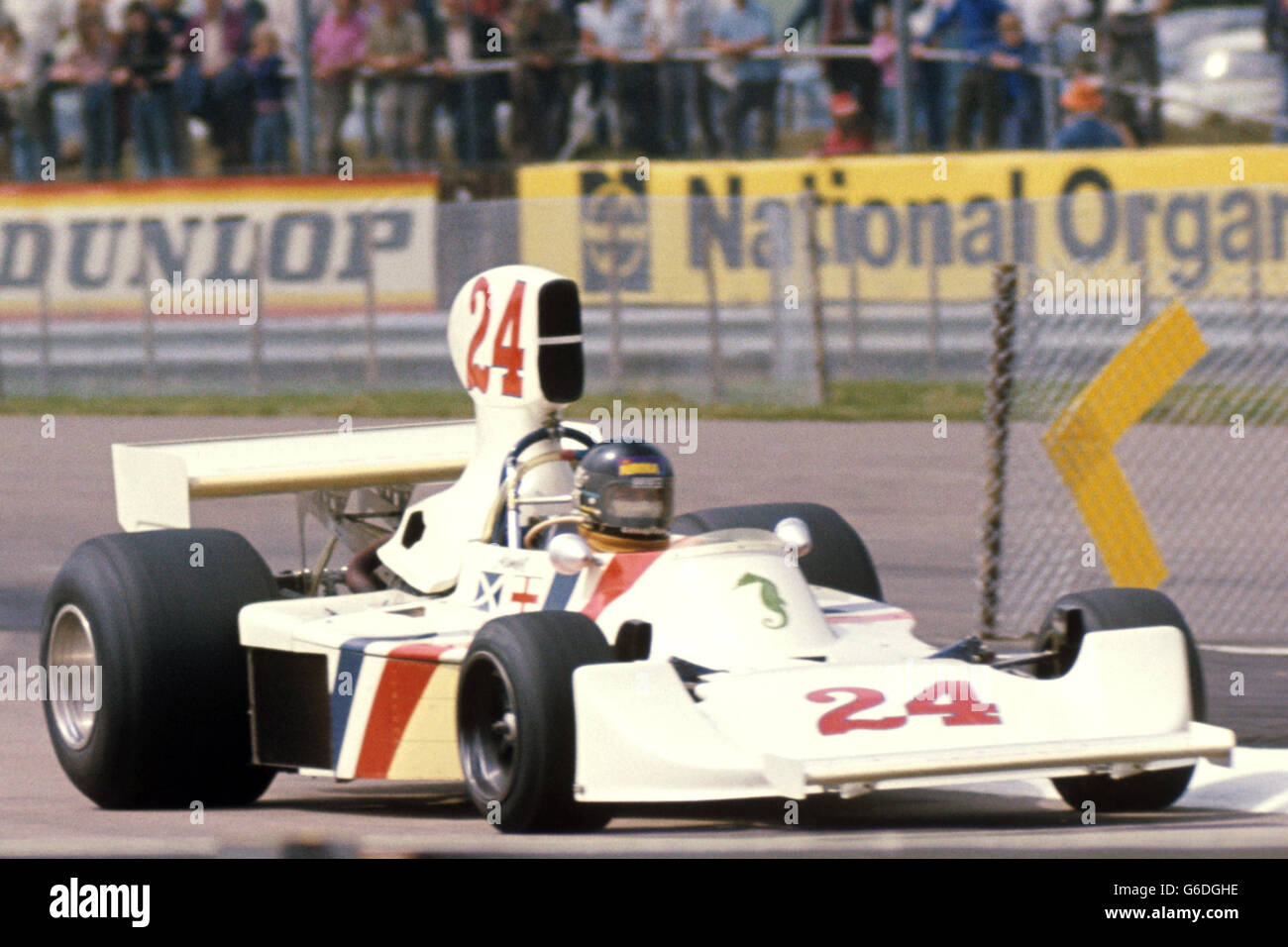 Großbritanniens James Hunt in seinem Hesketh beim Training für den britischen Grand Prix in Silverstone. Stockfoto