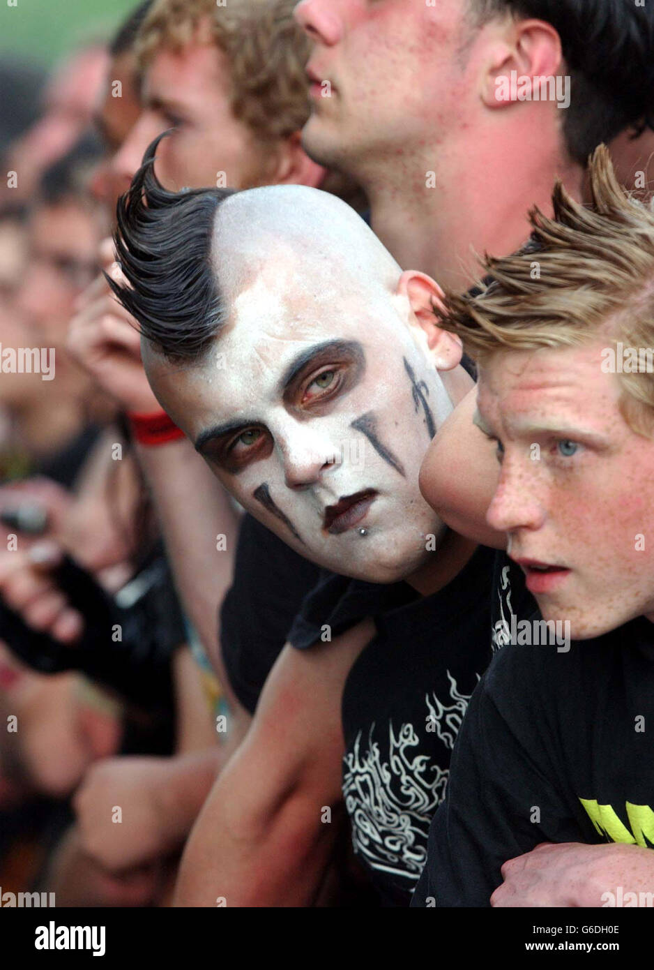 Fans beobachten Bands, die beim Download Festival 2003 im Donington Park International Conference & Exhibition Centre in Leicestershire auf der Bühne auftreten. Stockfoto