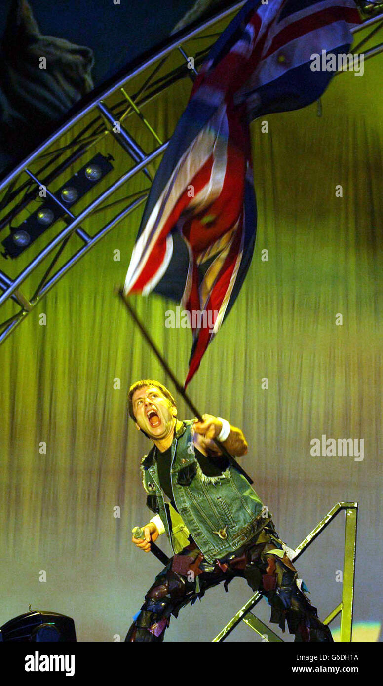 Bruce Dickinson von Iron Maiden tritt auf der Bühne des Download Festival 2003 im Donington Park International Conference & Exhibition Centre in Leicestershire auf. Stockfoto