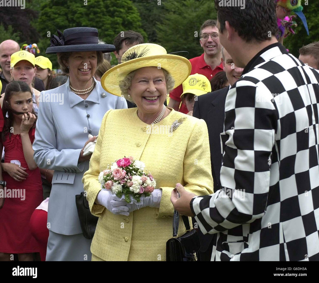Königin Elizabeth II. Wird von dem Zauberer Michael J Fitch auf einer Party im Buckingham Palace in London zum Gedenken an den 50. Jahrestag ihrer Krönung ein Zaubertrick gezeigt. Stockfoto