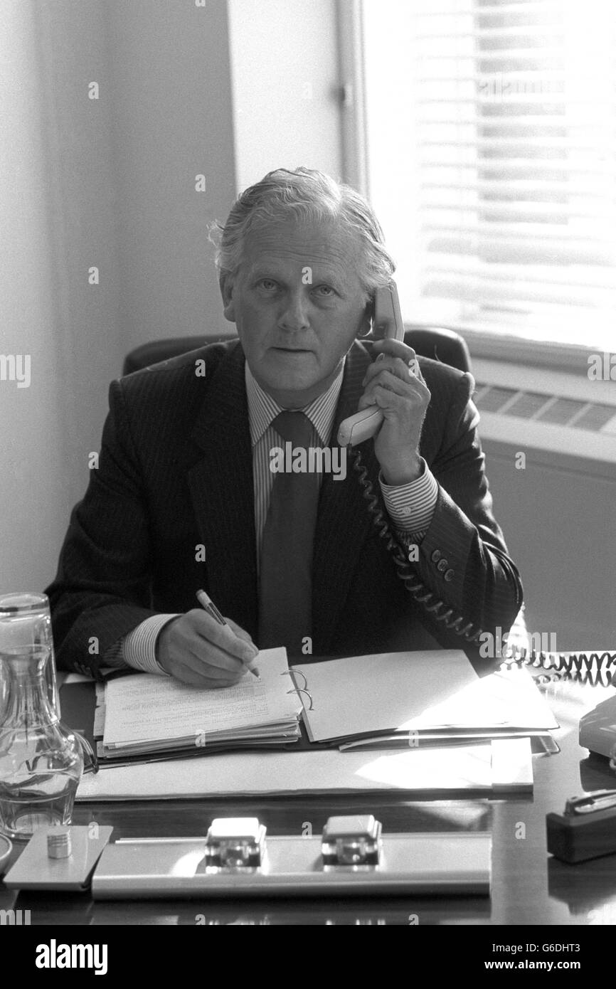 Der konservative Abgeordnete Barney Hayhoe, der neue Gesundheitsminister, an seinem Schreibtisch im Alexander Fleming House, London. Stockfoto