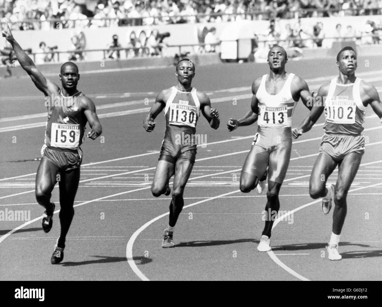 Olympische Spiele - Leichtathletik - 100-m-Finale der Männer - Seoul. Ben Johnson (links) feiert den Sieg im 100-Meter-Finale bei den Olympischen Spielen in Seoul. Stockfoto
