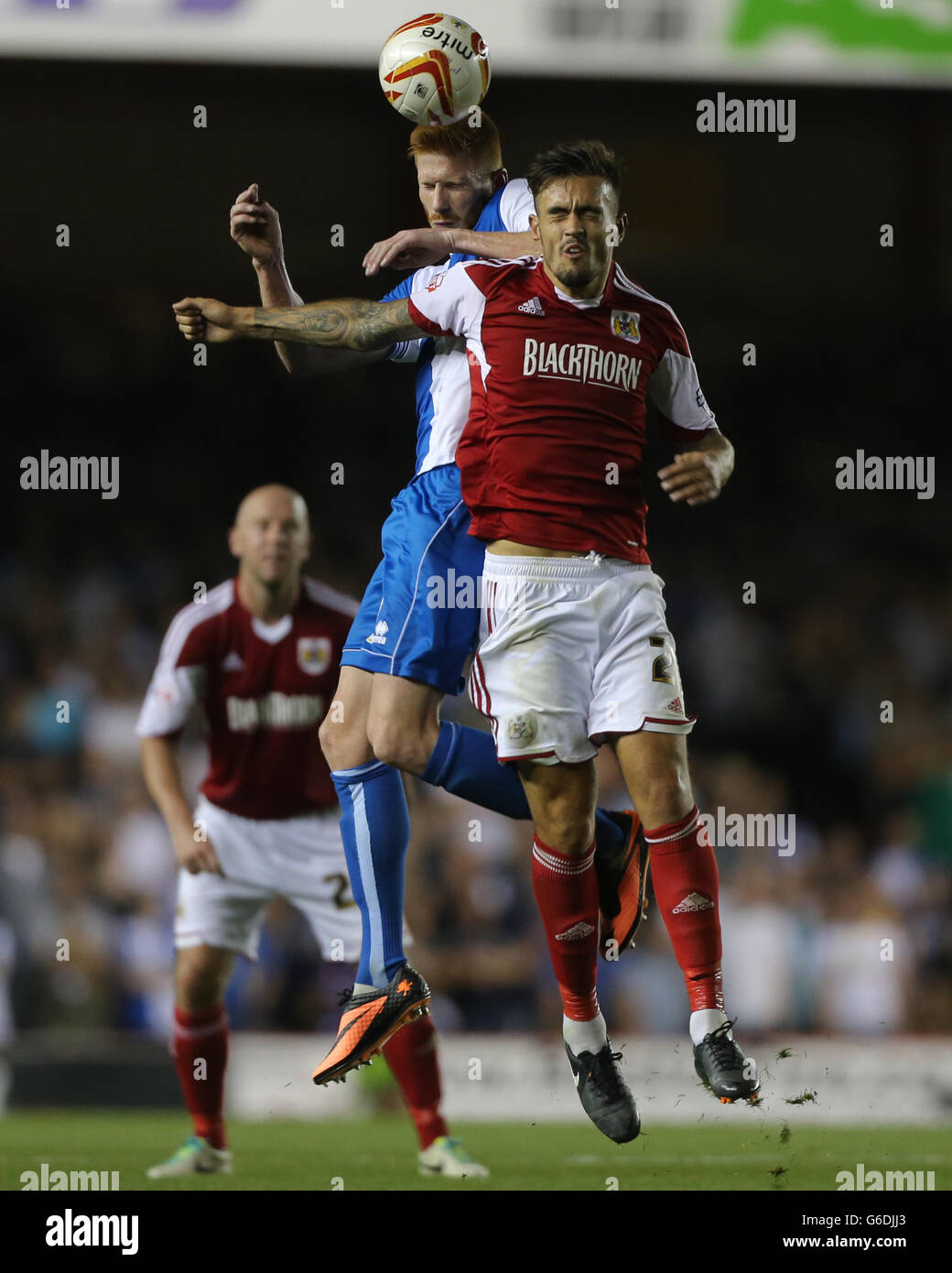 Bristol Rovers Matt Harrold gewinnt den Kopfball gegen das Marlon Pack von Bristol City während des Spiels der Johnstones Paint Trophy in Ashton Gate, Bristol. Stockfoto