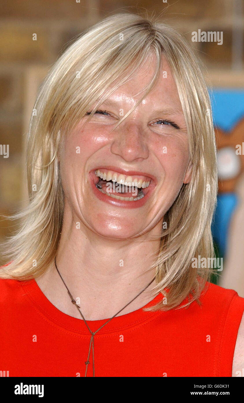 DJ Jo Whiley posiert für Fotografen, nachdem er als einer der ersten prominenten Botschafter für die britische Organisation für Lernbehinderung Mencap benannt wurde. *... im Princes Foundation Building im Osten Londons. Eine Wanderausstellung mit Kunstwerken von Menschen mit einer Lernbehinderung - „Me, Blue & You - Against Discrimination“, wird von Mencap während der National Learning Disability Week (16.-22. Juni) veranstaltet. Stockfoto