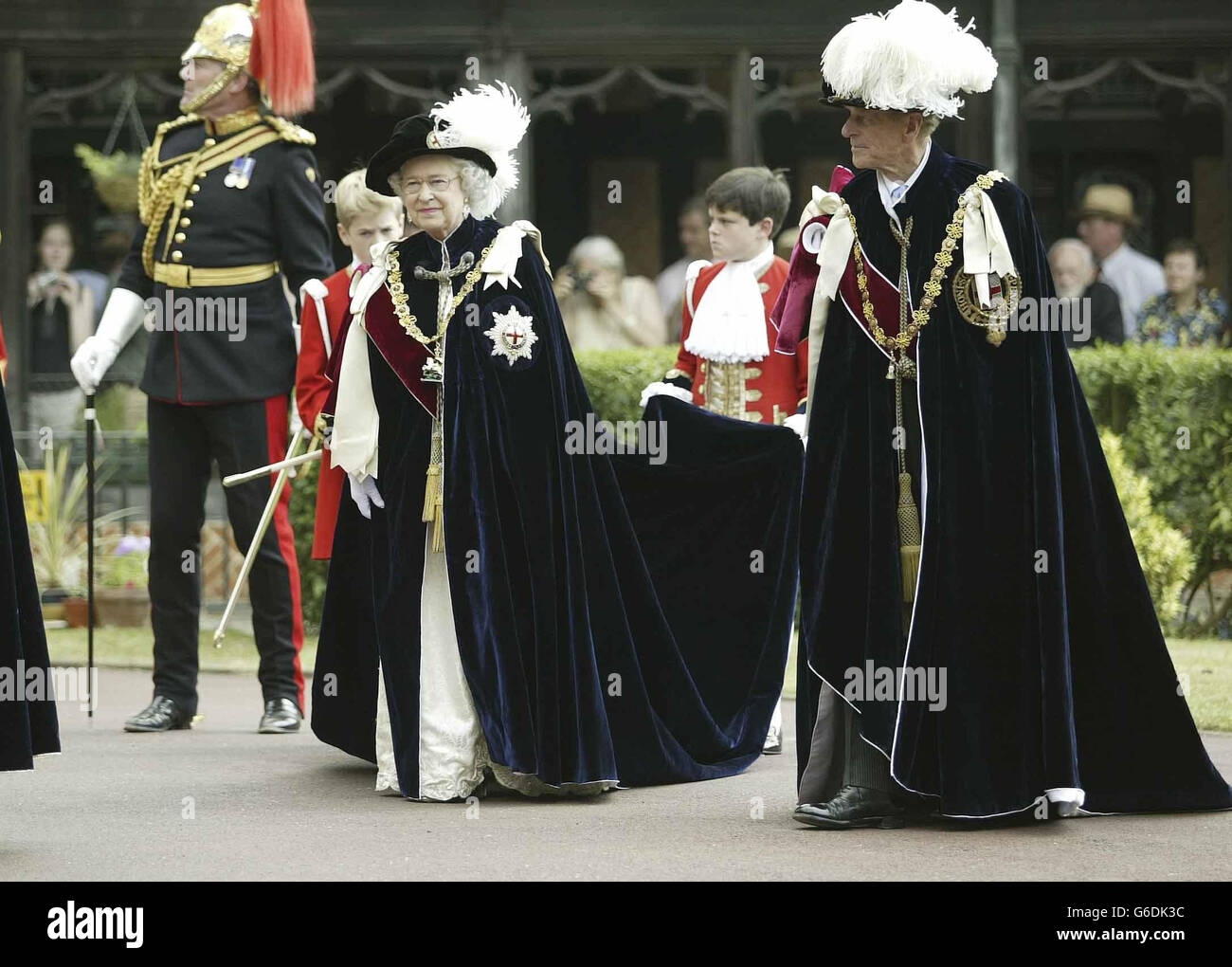 Die britische Königin Elizabeth II. Und der Herzog von Edinburgh (rechts) während der jährlichen Zeremonie der Garter-Prozession im Schloss Windsor. * der Garter ist Großbritanniens höchste Ehre, die die Königin Männern und Frauen für herausragende Leistungen und den Dienst an der Nation verleiht. Stockfoto