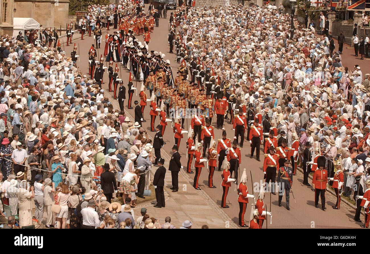 Die jährliche Zeremonie der Garter-Prozession im Schloss Windsor. Der Garter ist Großbritanniens höchste Ehre, die die Königin Männern und Frauen für herausragende Leistungen und den Dienst an der Nation verleiht. Stockfoto