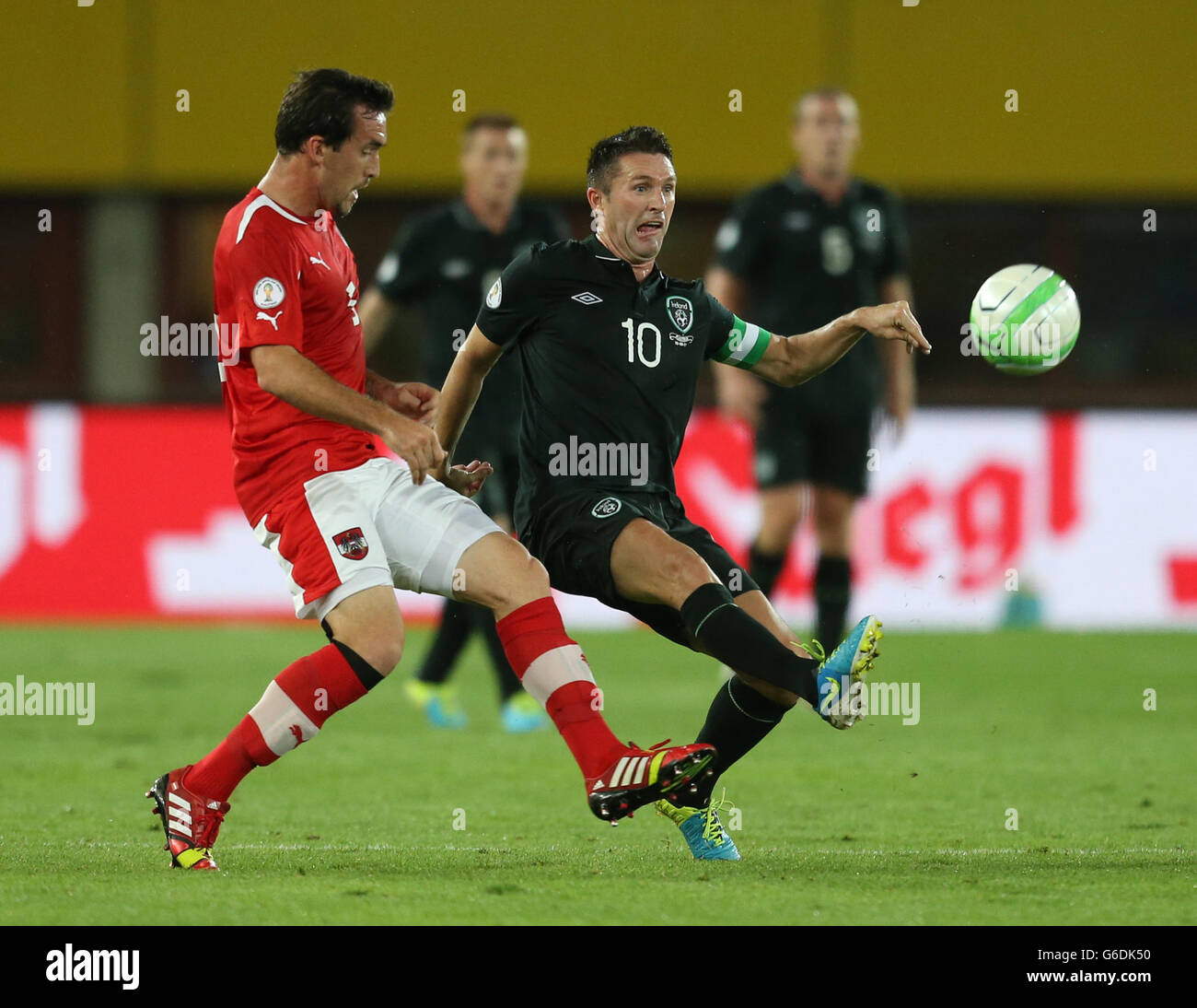 Der Österreicher Christian Fuchs und der Irländer Robbie Keane während des FIFA-WM-Qualifikationsspiels im Ernst Happel-Stadion, Wien, Österreich. Stockfoto