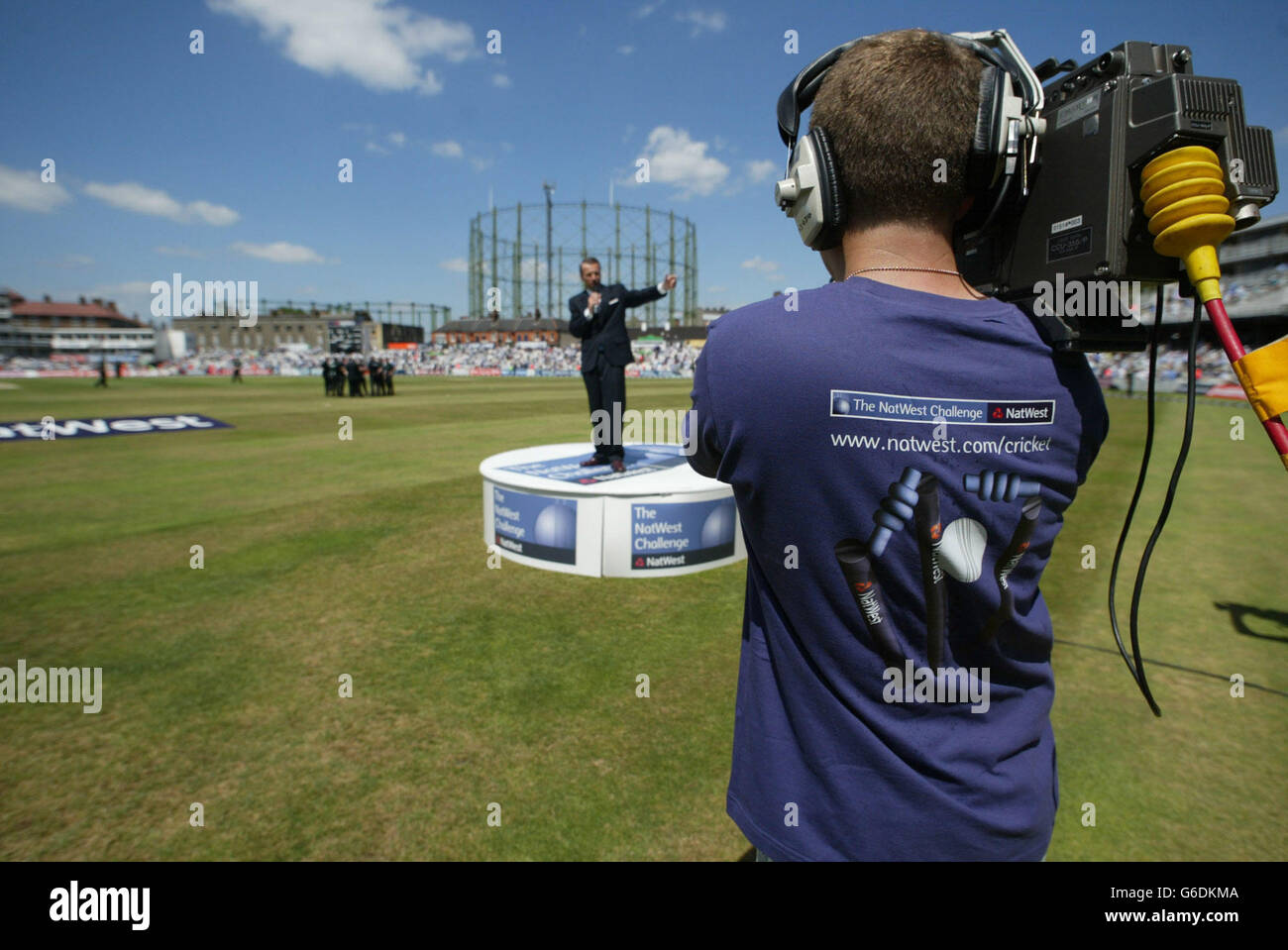 Ein Kameramann, der vor dem zweiten NatWest Challenge-Spiel zwischen England und Pakistan im AMP Oval, South London, filmte. Stockfoto