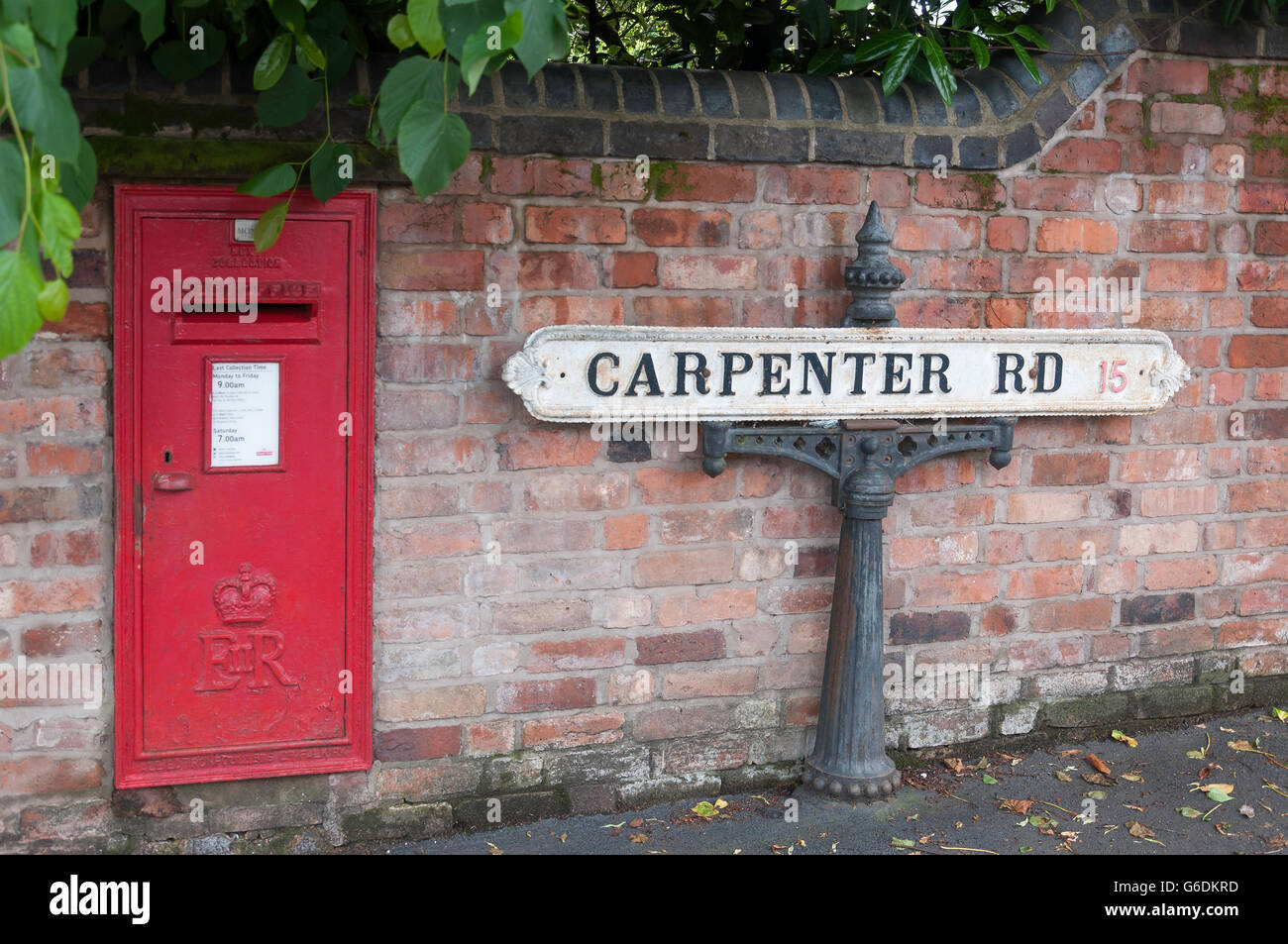 Periode Straßenschild und Briefkasten, Carpenter Road, Edgbaston, Birmingham, West Midlands, England, Vereinigtes Königreich Stockfoto