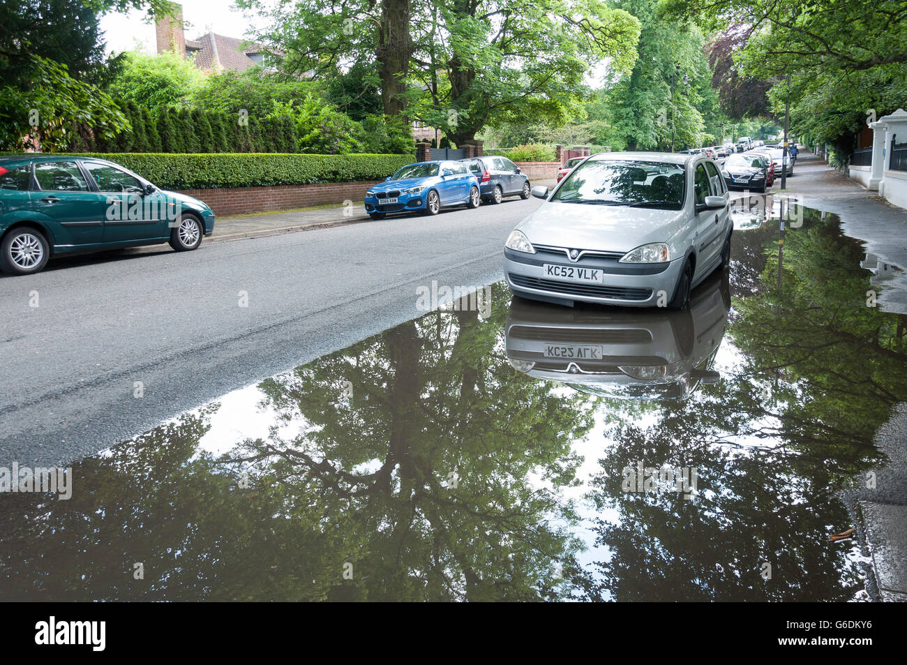 Überflutete Straße nach Starkregen, Wellington Road, Edgbaston, Birmingham, West Midlands, England, Vereinigtes Königreich Stockfoto