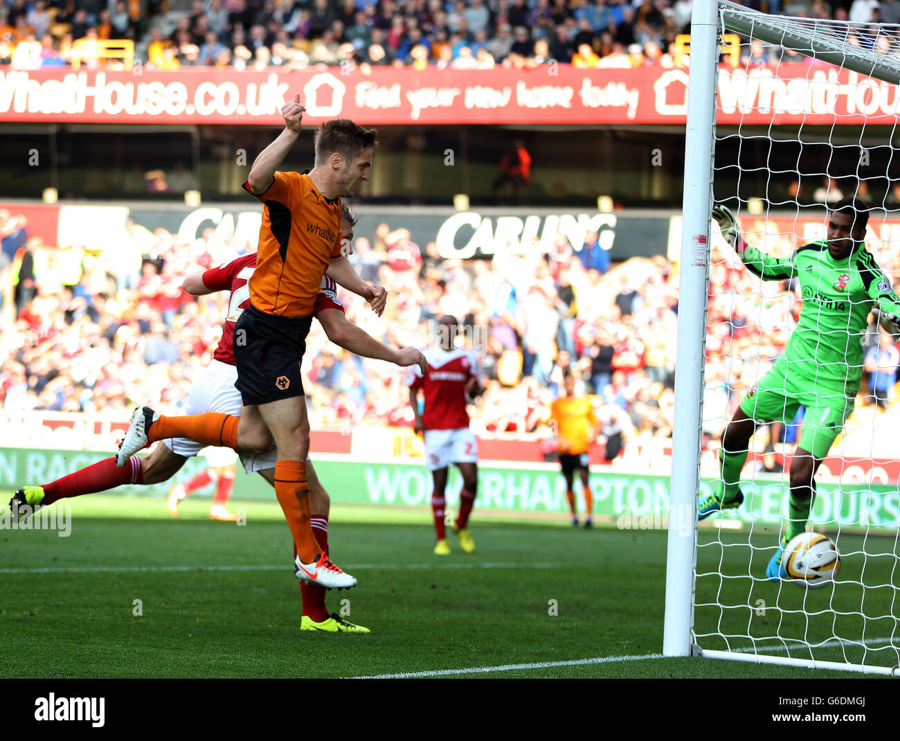 Wolverhampton Wanaderers Kevin Doyle erzielt das zweite Tor gegen Swindon Town während des Sky Bet League One Spiels beim Molineux, Wolverhampton. Stockfoto