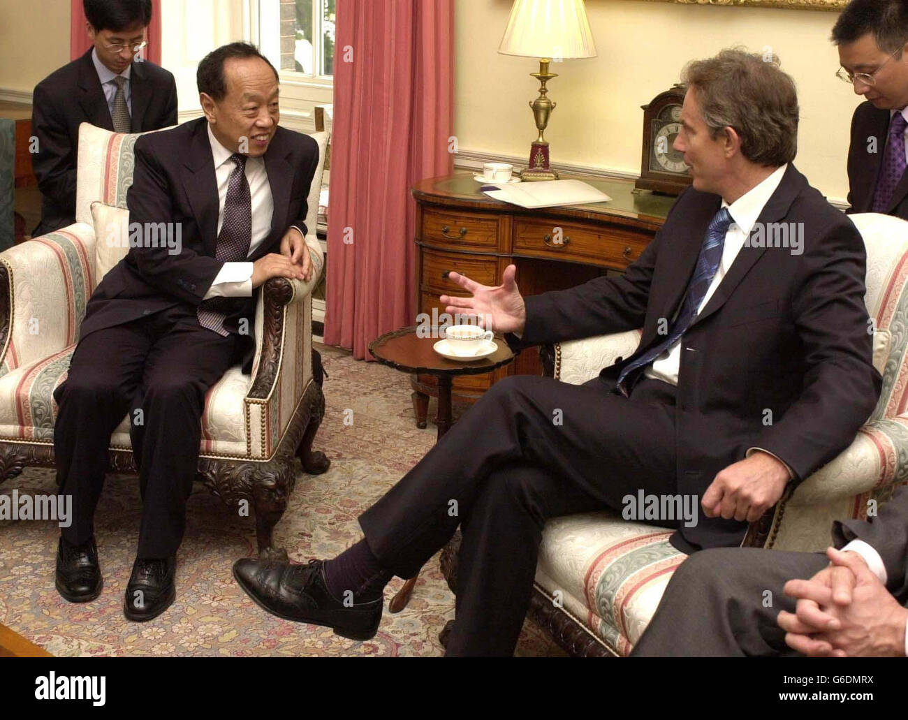 Der chinesische Außenminister Li Xhao Xing trifft sich mit dem britischen Premierminister Tony Blair in der Downing Street in London. Stockfoto