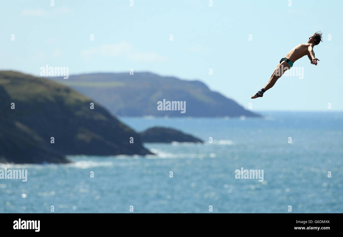 Frankreichs Cyrille Oumedjkane am zweiten Tag der Red Bull Cliff Diving World Series in der Blue Lagoon in Abereiddy. Stockfoto