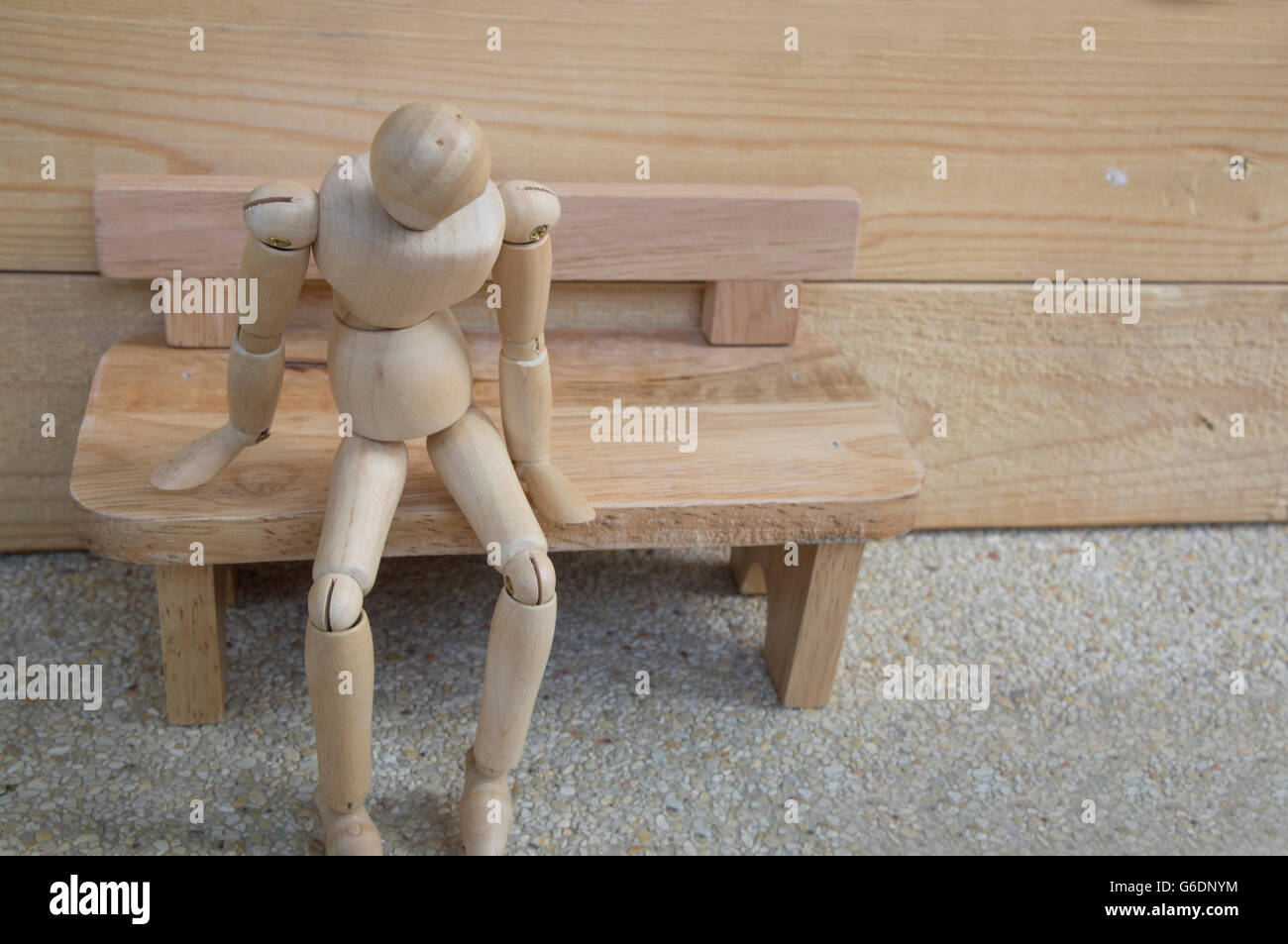 Dummy-Holz Mann allein aus Holz traurig eine sit Stockfoto