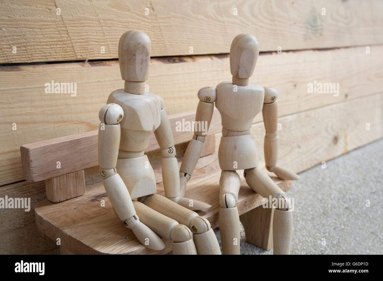Dummy-Holz Mann handeln aus Holz traurig Sit Sit-on- Stockfoto