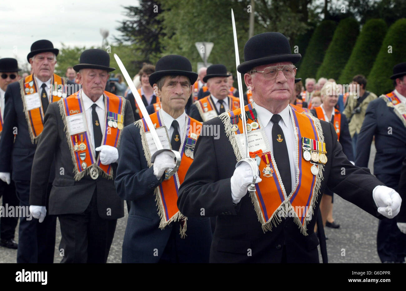 Portadown Orangemen während ihres marsches nach dem Gottesdienst. Im sechsten Jahr in Folge wurde der Orange Order nach einem Gottesdienst in der Drumcree Parish Church am Rande von Portadown daran gehindert, über die standhaft katholische Garvaghy Road zurückzukehren. * Obwohl eine neue Friedensinitiative vorgelegt wurde, bei der die Anordnung, den Flammpunktweg zu beschreiten, als Gegenleistung für die Beendigung ihres Verbots von direkten Gesprächen mit den nationalistischen Bewohnern vorgeschlagen wurde, kam es zu spät, um die diesjährige Entscheidung der Paraden-Kommission aufzuheben. Stockfoto