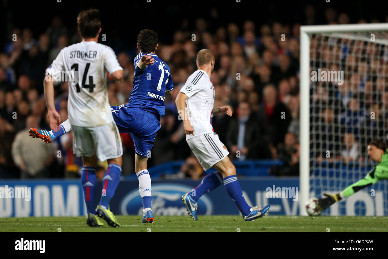 Fußball - UEFA Champions League - Gruppe E - Chelsea / FC Basel - Stamford Bridge. Chelseas Oscar schießt das erste Tor. Stockfoto