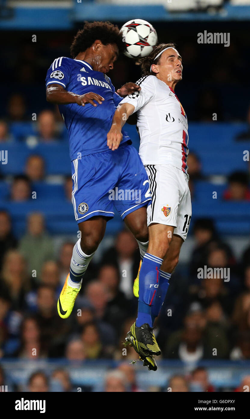 Fußball - UEFA Champions League - Gruppe E - Chelsea / FC Basel - Stamford Bridge. Willian von Chelsea und Kay Voser vom FC Basel. Stockfoto