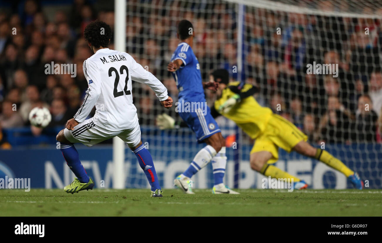 Fußball - UEFA Champions League - Gruppe E - Chelsea / FC Basel - Stamford Bridge. Mohamed Salah vom FC Basel erzielt das erste Tor. Stockfoto