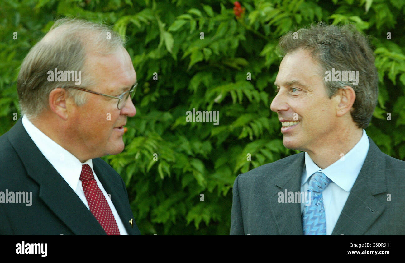 Premierminister Tony Blair (rechts) begrüßt den schwedischen Goran Persson auf dem Progressive Governance Summit in Bergshire. Stockfoto
