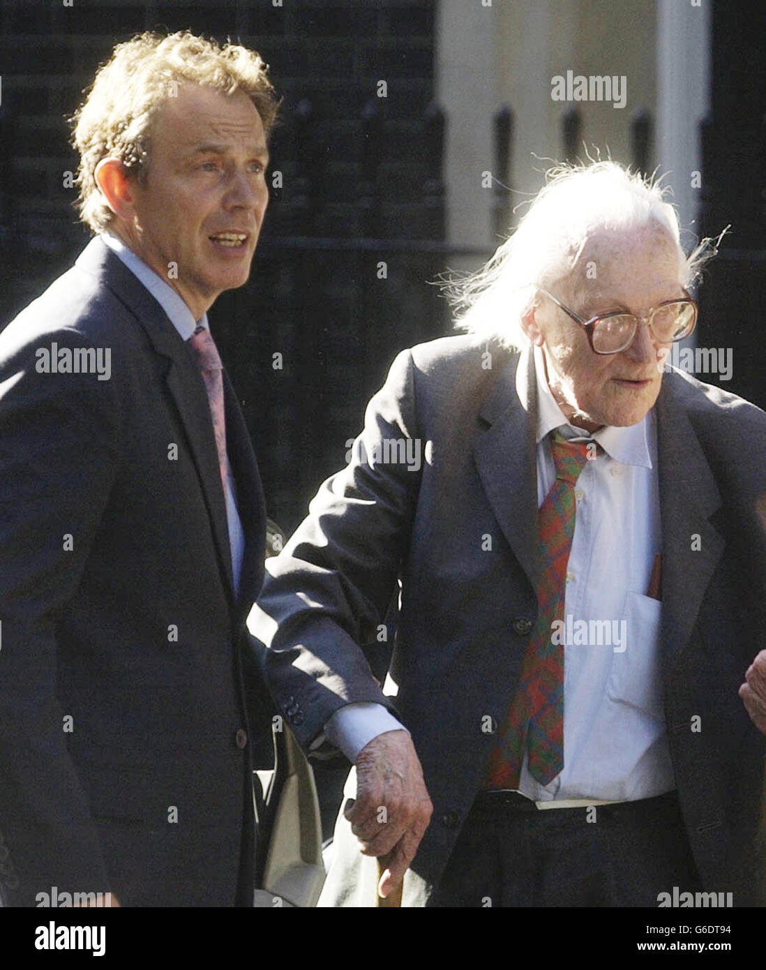 Der ehemalige Labour-Parteivorsitzende Michael Foot (rechts) wird auf den Stufen der Downing Street Nr. 10 in London vom Premierminister Tony Blair begrüßt. Tony Blair wurde erwartet, dass er für Michael Foot eine Party veranstalten wird, um den 90. Geburtstag des ehemaligen Labour-Vorsitzenden im Laufe dieses Monats zu feiern. Stockfoto