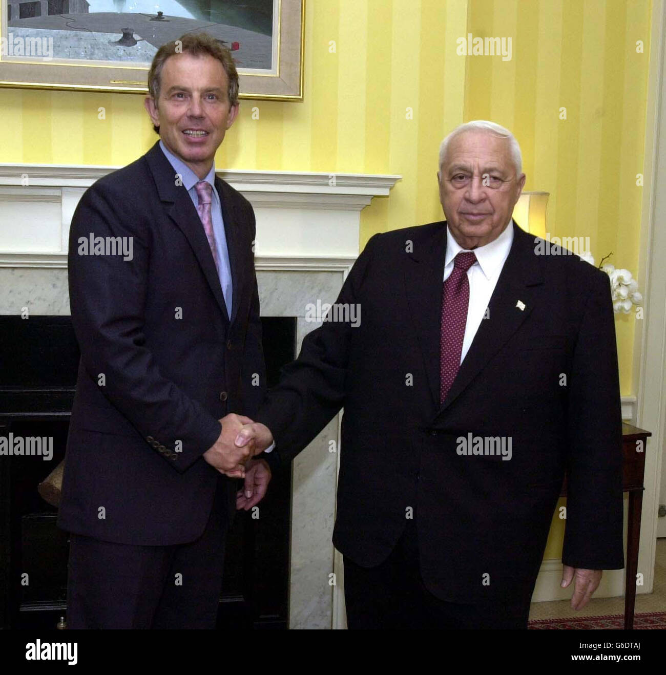 Premierminister Tony Blair trifft den israelischen Ministerpräsidenten Ariel Sharon in der Downing Street zu Gesprächen beim Abendessen, um die Beziehungen zwischen den beiden Regierungen nach den Strapazen der letzten Monate zu reparieren. Stockfoto