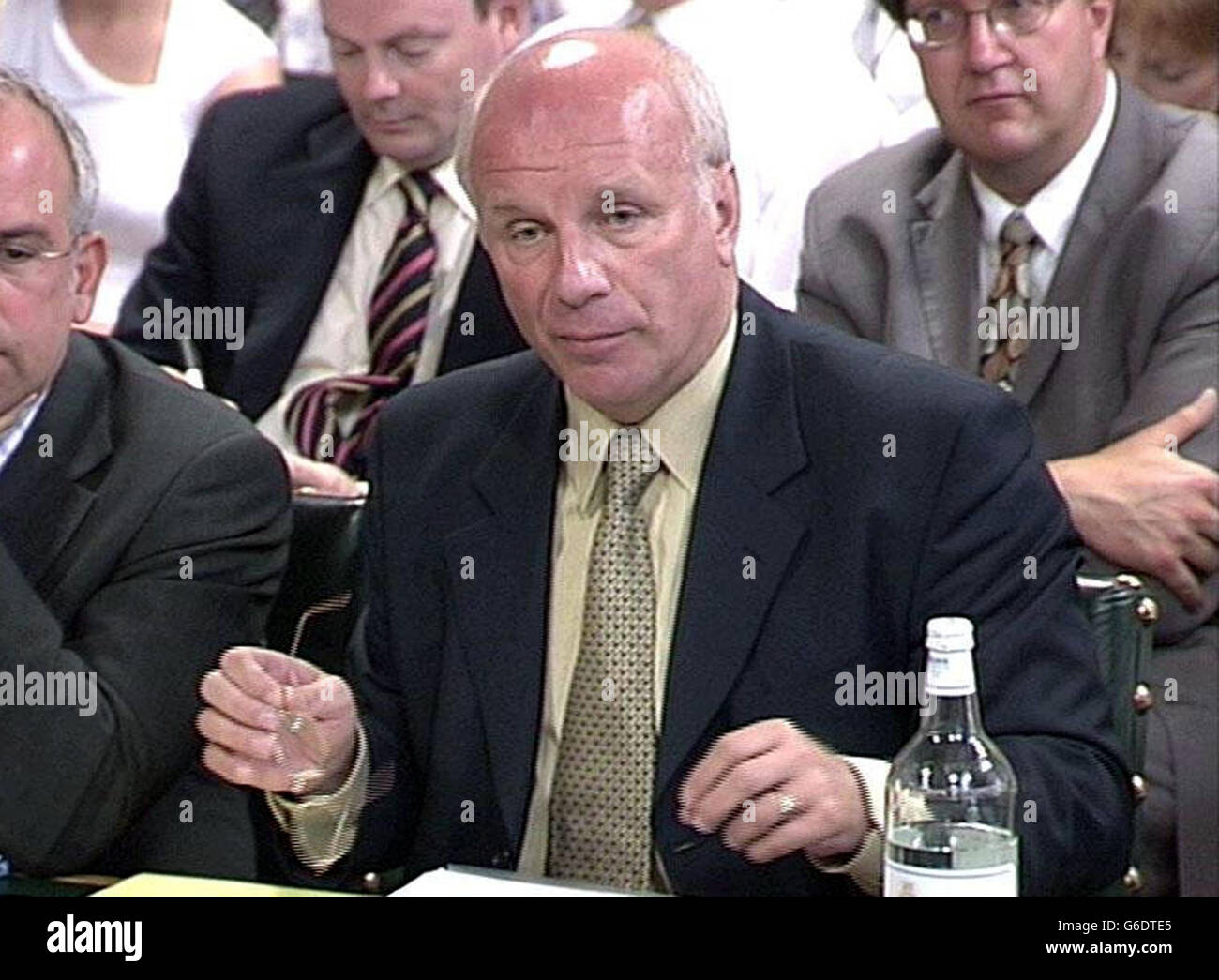 BBC-Generaldirektor Greg Dyke tritt vor dem Auswahlkomitee für Kultur, Medien und Sport auf. Die BBC weigerte sich, sich zum Inhalt ihres Jahresberichts zu äußern, der geheim bleiben soll, bis er dem Ausschuss vorgelegt wird. Aber es gab weit verbreitete Spekulationen darüber, was sie offenbaren wird, einschließlich des Zustands der Finanzen des Senders. Ein Defizit von 1 Milliarde im Pensionsfonds der BBC wurde Anfang dieses Monats aufgedeckt, als der Finanzdirektor John Smith den Arbeitnehmern schrieb, um ihnen zu versichern, dass das endgültige Gehaltsschema trotz des Mangels bestehen bleiben würde. Stockfoto