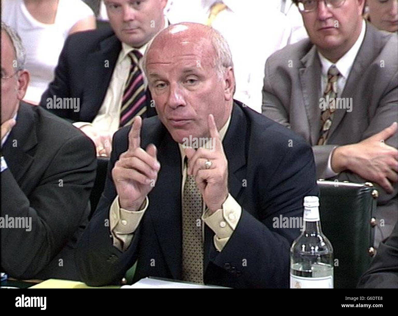 BBC-Generaldirektor Greg Dyke tritt vor dem Auswahlkomitee für Kultur, Medien und Sport auf. Die BBC weigerte sich, sich zum Inhalt ihres Jahresberichts zu äußern, der geheim bleiben soll, bis er dem Ausschuss vorgelegt wird. Aber es gab weit verbreitete Spekulationen darüber, was sie offenbaren wird, einschließlich der Lage der Finanzen des Senders. Ein Defizit von 1 Milliarde im Pensionsfonds der BBC wurde Anfang dieses Monats aufgedeckt, als der Finanzdirektor John Smith den Arbeitnehmern schrieb, um ihnen zu versichern, dass das endgültige Gehaltsschema trotz des Mangels bestehen bleiben würde. Stockfoto