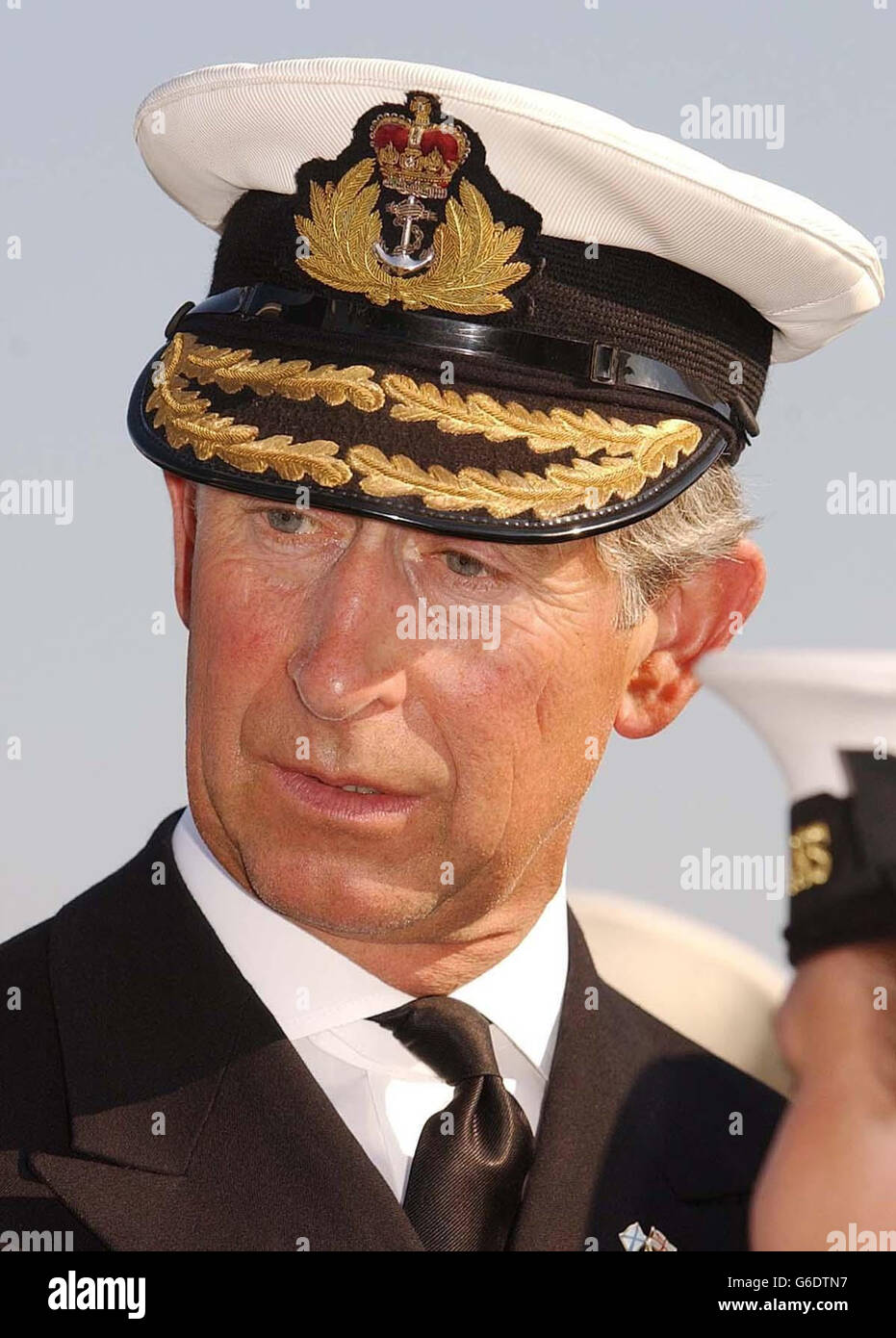 Der Prinz von Wales, in der Uniform eines Royal Navy Vice Admiral, spricht mit der Besatzung des Segelschiffs Adventure. Das Boot, das ein Geschenk der Royal Navy an die Russische Marine ist, ist im Hafen von St. Petersburg, Nordrussland, verankert. * die Typ-23-Fregatte HMS St. Albans und ihre 180 Mann Besatzung reisten ebenfalls in die Stadt, um das 300-jährige Bestehen der russischen Ostseeflotte und die langjährige Zusammenarbeit zwischen den russischen und britischen Marinestreitkräften zu feiern. Stockfoto