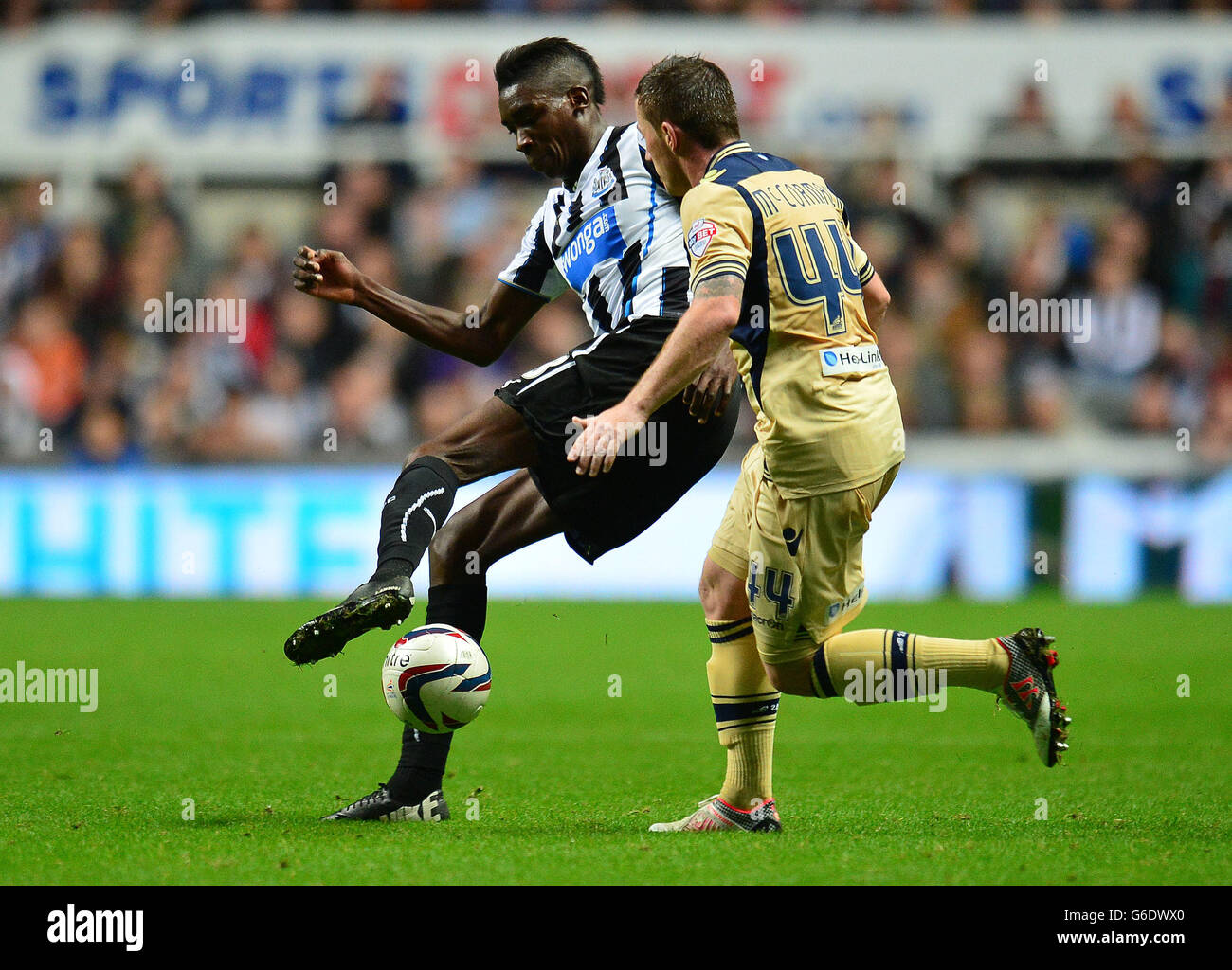 Sammy Ameobie von Newcastle United (links) und Ross McCormack von Leeds United während des dritten Spiels des Capital One Cup im St. James' Park, Newcastle. Stockfoto