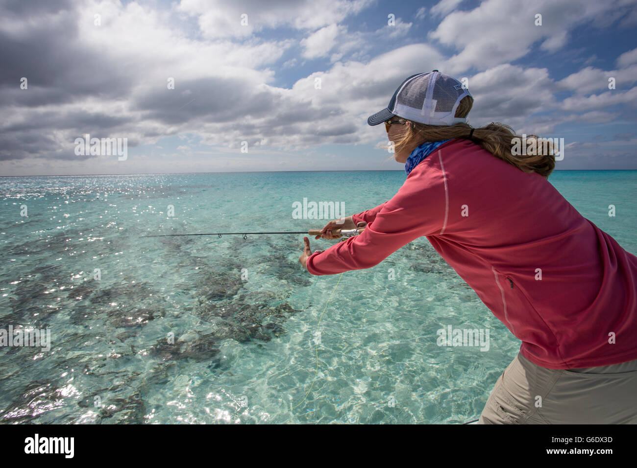 Eine Frau erforscht das Cayo Largo und Cayo Cruz Fischerei. Kuba, Januar 2016. Stockfoto