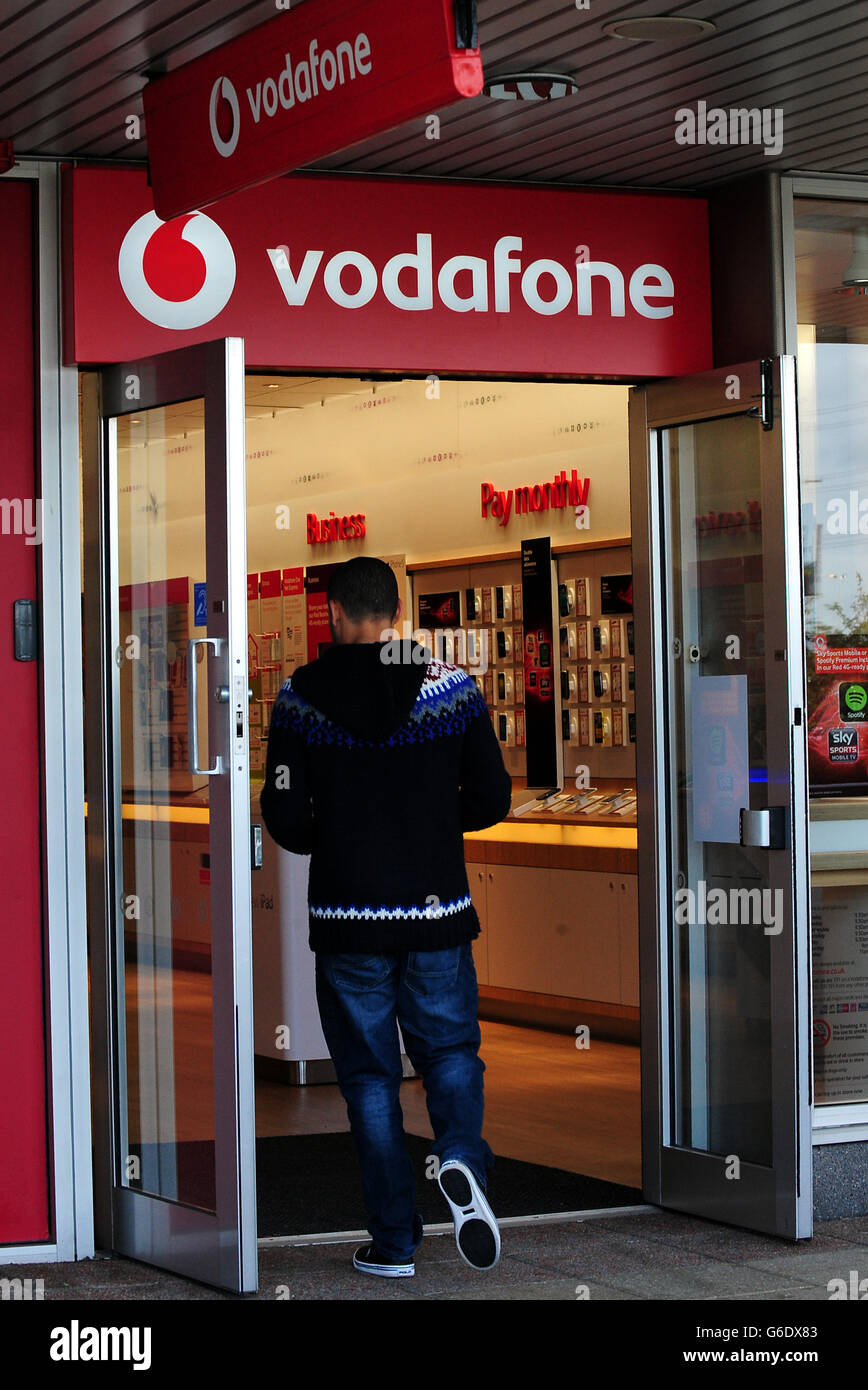 Allgemeine Ansicht des Vodafone-Shops im Fort Shopping Park in Birmingham, da Vodafone kurz davor steht, seinen Anteil an Amerikas größtem Mobilfunkunternehmen in einem 130 Milliarden US-Dollar (&pound;84 Milliarden) zu verkaufen Der Deal ist so groß, dass er der britischen Wirtschaft eine deutliche Auftrieb verleihen wird. Stockfoto