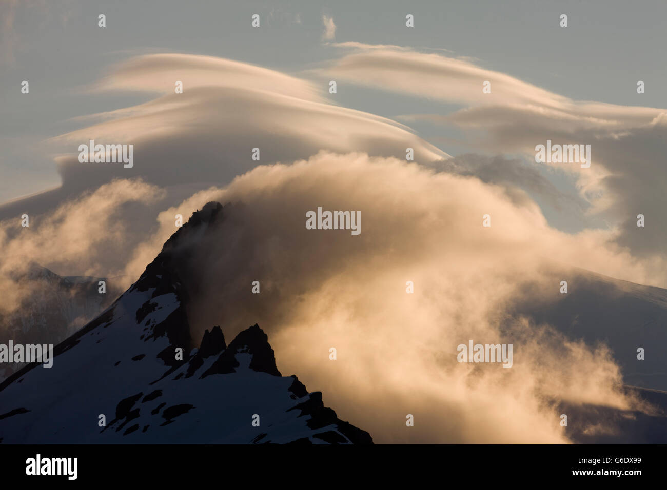 USA, Alaska, Katmai Nationalpark, windgepeitschten Wolken über vergletscherte Berge entlang Hallo Bay bei Sonnenuntergang am Sommerabend Stockfoto