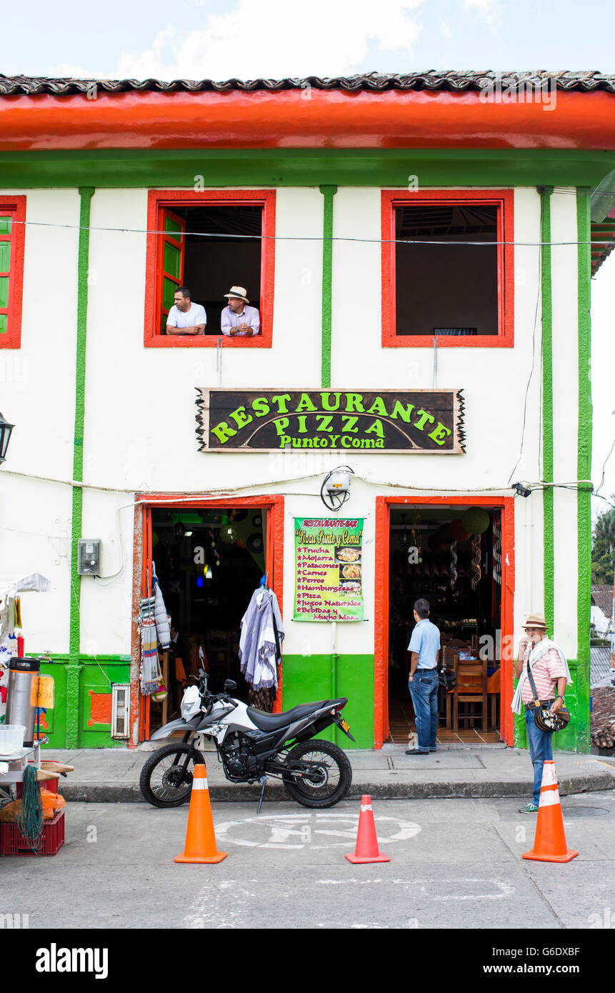 Ein Tante-Emma-Laden in der Plaza, einer Kleinstadt im ländlichen Kolumbien. Stockfoto