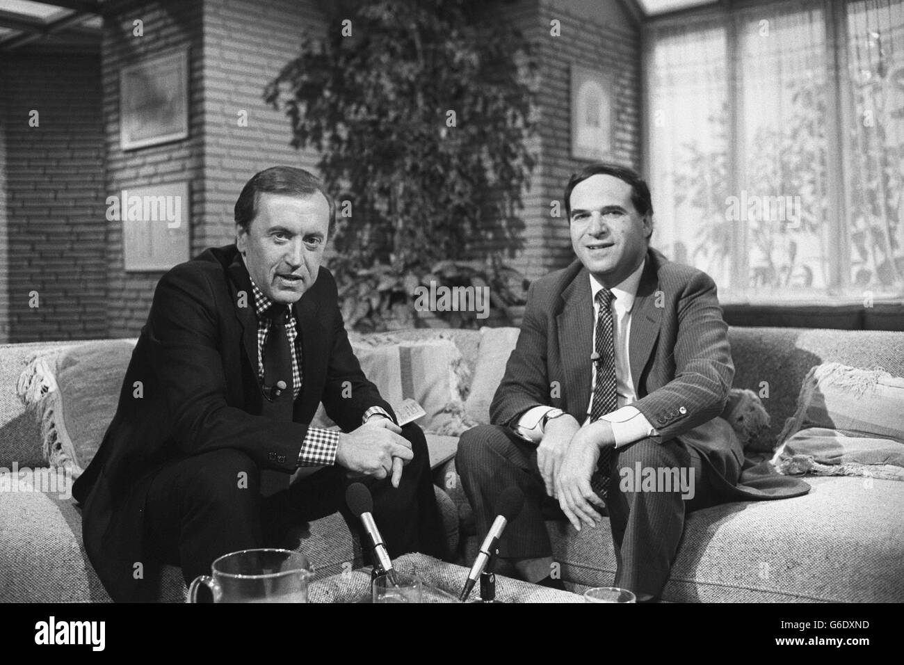 Fernsehen - TV-am - David Frost interviewt Leon Brittan - London Stockfoto