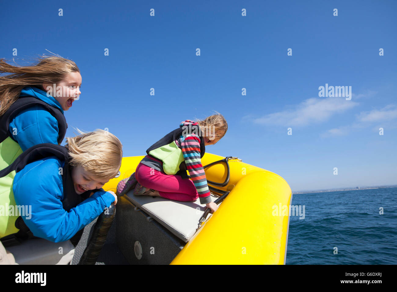 Drei Kinder im Alter von 5, 8 und 9 lieben den Nervenkitzel der Fahrt mit Xplore Offshore, San Diego original Ocean rafting Ausstatter.  Kalifornien. Stockfoto