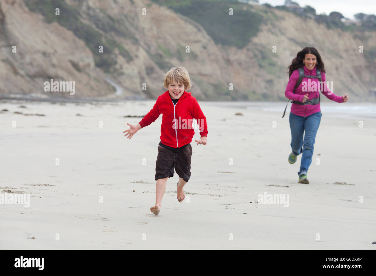 Jungen Alter von 5 Jahren und einer erwachsenen Frau liefen ein Strand von San Diego. Kalifornien. Stockfoto