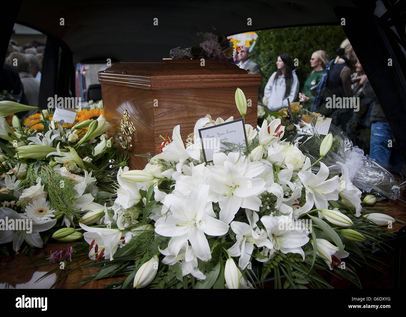 Die Familie blüht auf dem Sarg des Nobelpreisträgers Seamus Heaney nach seiner Beerdigung in der Sacred Heart Church in Donnybrook im Süden Dublins. Stockfoto