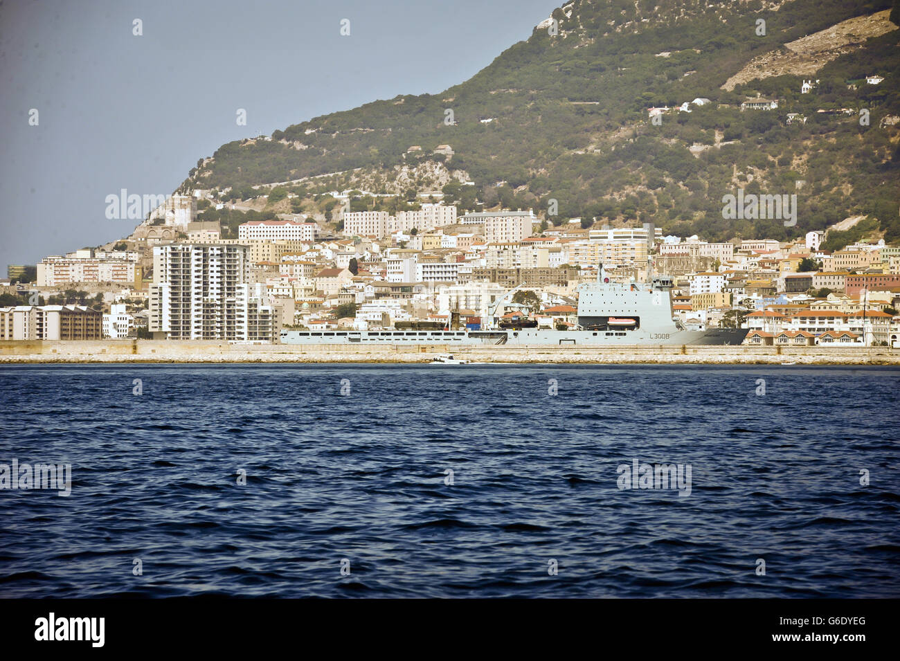 Reisestacks - Gibraltar. Die Schiffe der Royal Navy dockten im Hafen auf der Westseite von Gibraltar an. Stockfoto