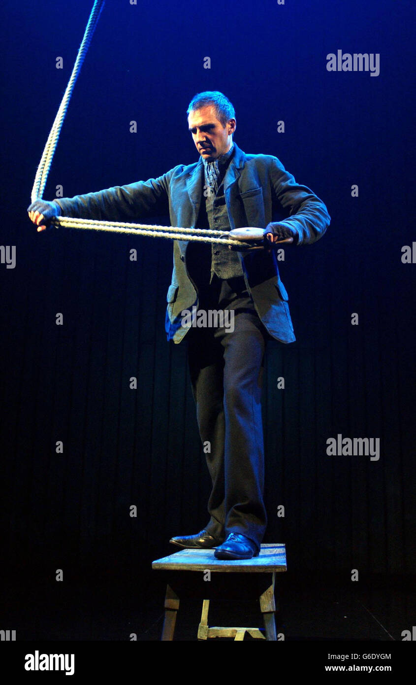 Schauspieler Ralph Fiennes auf der Bühne während einer Fotoserie, um eine neue Produktion von "Brand" von Henrik Ibsen im Theatre Royal, Haymarket, London zu promoten. Stockfoto