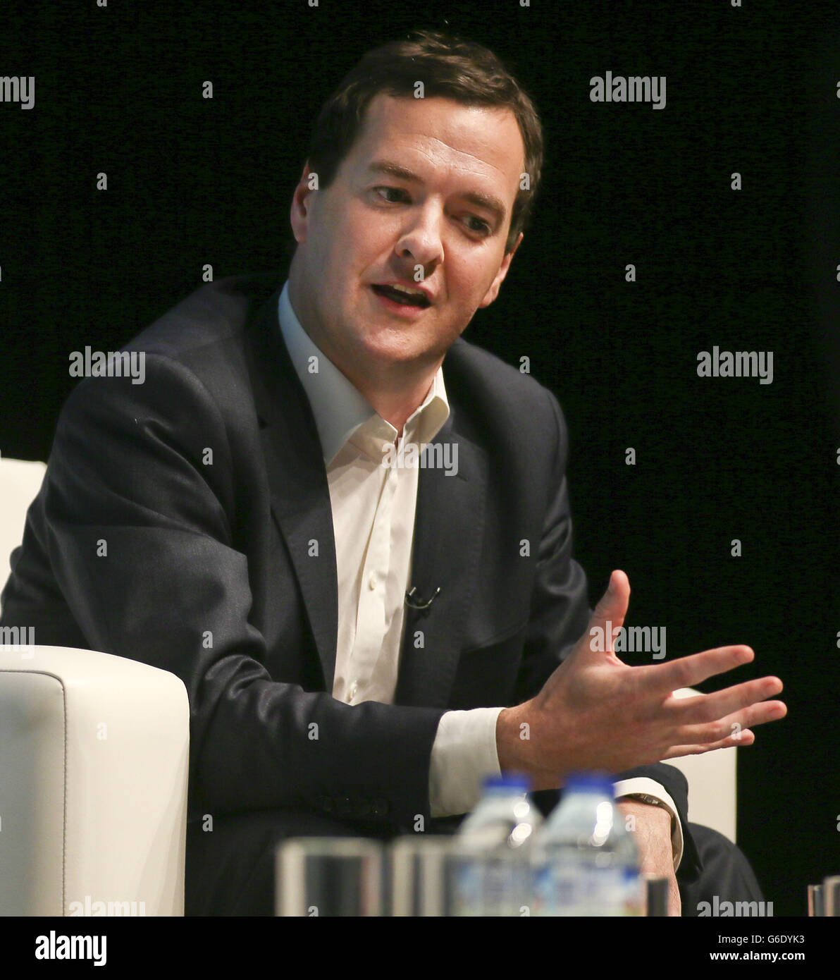 Schatzkanzler George Osborne zeigt, wie er an einem Gespräch auf der Hauptbühne der Computer-Coding-Veranstaltung der Campus Party auf der 02 in London teilnimmt. Stockfoto