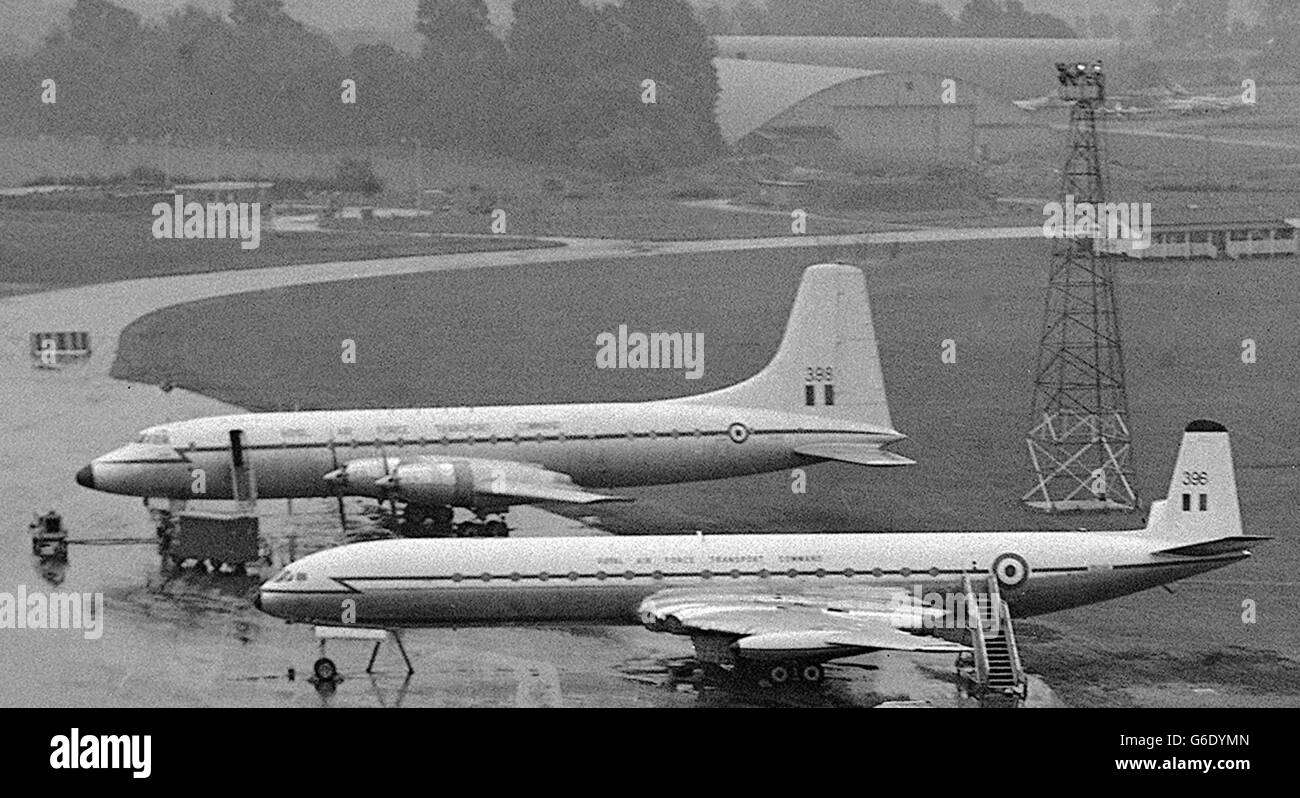 Flugzeug des Royal Air Force Transport Command bei RAF Lyneham, Wiltshire. Im Vordergrund ist ein Comet C.Mk.4C und dahinter eine Britannia. Stockfoto