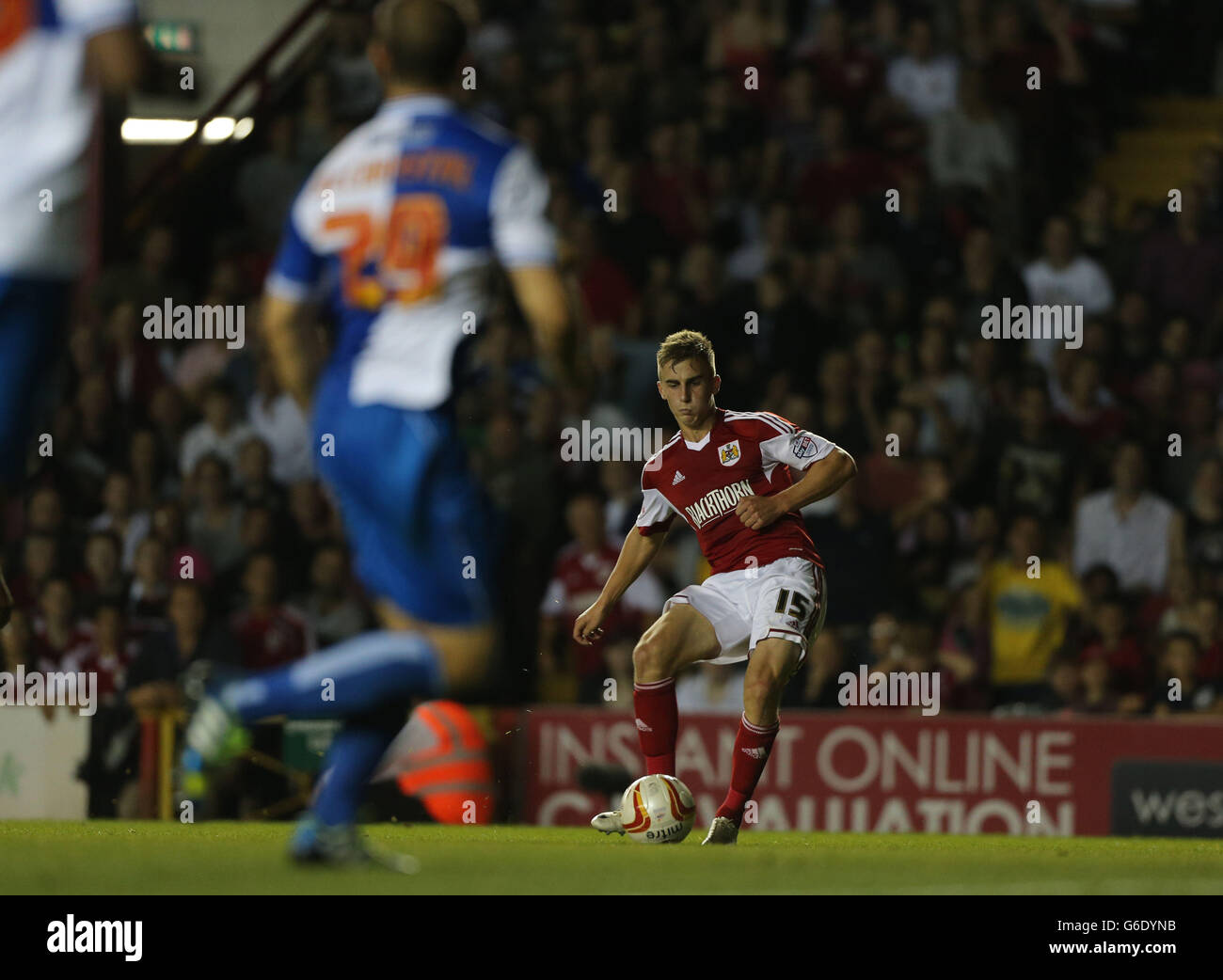 Fußball - Johnstones Paint Trophy - Bristol City / Bristol Rovers - Ashton Gate. Joe Bryan von Bristol City erzielt das 2. Tor beim Spiel der Johnstones Paint Trophy in Ashton Gate, Bristol. Stockfoto