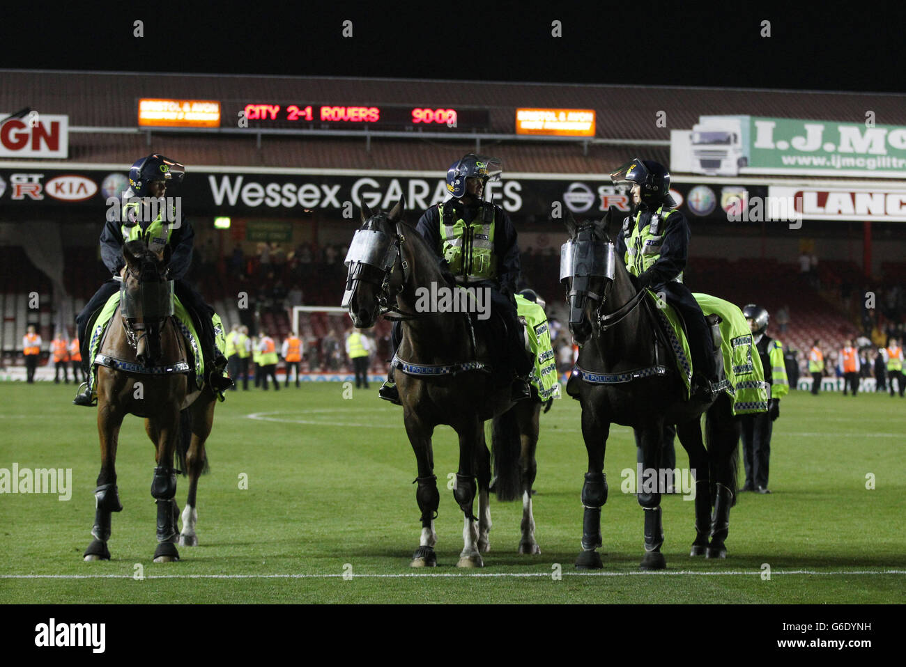 Riot Police auf dem Pferd zurück, um das Spielfeld der Bristol City Fans nach City's 2.1 Sieg während der Johnstones Paint Trophy Spiel in Ashton Gate, Bristol zu löschen. Stockfoto Riot Police auf dem Pferd zurück, um das Spielfeld der Bristol City Fans nach City's 2.1 Sieg während der Johnstones Paint Trophy Spiel in Ashton Gate, Bristol zu löschen. Stockfoto