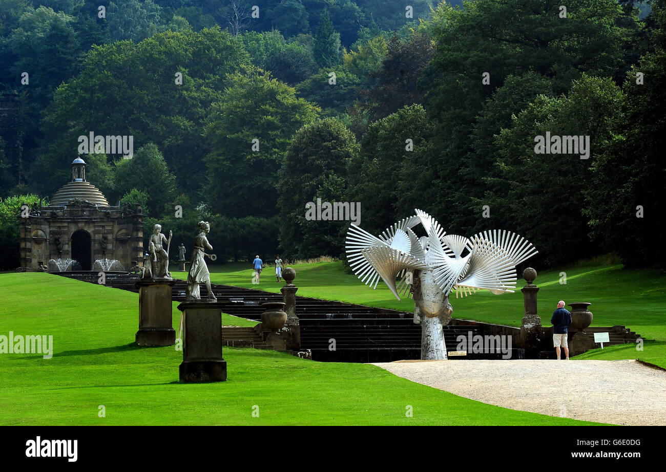 Besucher kommen an „Ivy“ von Manolo Valdes vorbei, einer von rund 20 Skulpturen, die im Garten des Chatsworth House in Derbyshire für eine achtwöchige Ausstellung mit dem Titel Beyond Limits, kuratiert von Sotheby's, installiert wurden. Stockfoto