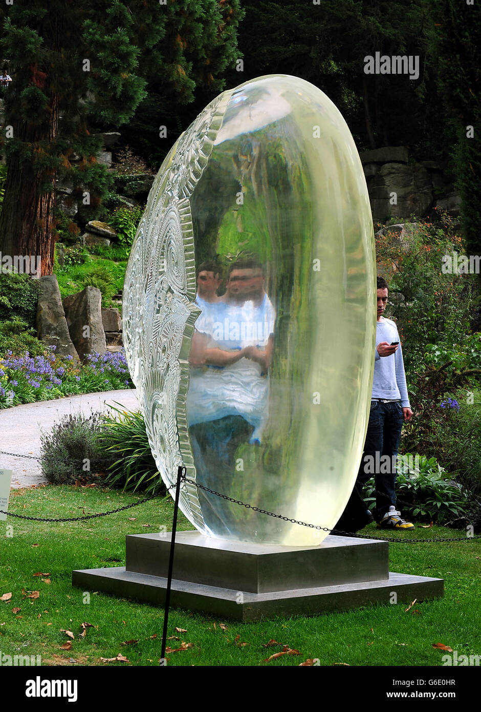 Die Besucher gehen an 'Lens' von unus Safardiar vorbei, einer von etwa 20 Skulpturen, die im Garten des Chatsworth House in Derbyshire für eine achtwöchige Ausstellung mit dem Titel Beyond Limits installiert wurden, kuratiert von Sotheby's. Stockfoto