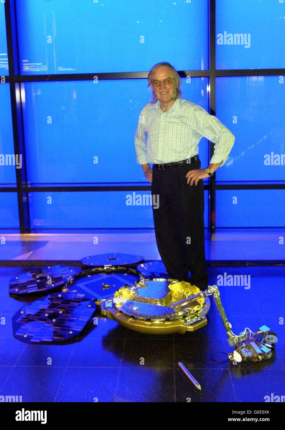 Colin Pillinger, die führenden Wissenschaftler am Beagle 2-Projekt - dem von Großbritannien geführten Mars-Lander - im Science Museum in London mit einem Modell der Sonde in voller Größe wurde der echte Beagle 2 Anfang dieser Woche gestartet und wird voraussichtlich am Weihnachtstag auf dem Mars landen. * Es ist nicht nur voll mit Instrumenten, sondern verfügt auch über ein kleines Werkzeug, das sich ausgraben kann, um nach Leben unter Felsen zu suchen, und ein Damien Hirst-Kunstwerk, das Wissenschaftler zur Kalibrierung ihrer Instrumente verwenden werden. Stockfoto