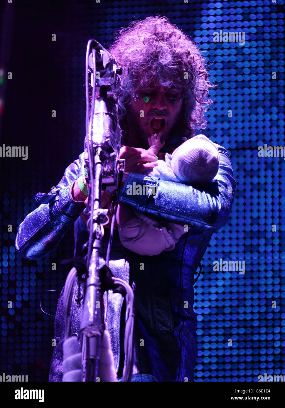 Wayne Coyne von The Flaming Lips tritt auf der Hauptbühne des Festivals auf, das im Robin Hill Country Park auf der Isle of Wight stattfindet. Stockfoto